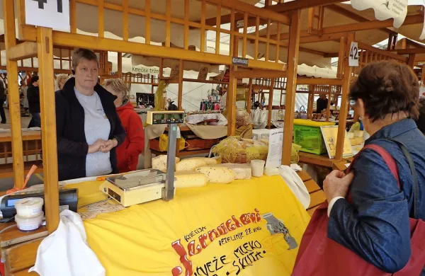 Mlečne proizvode sta ponujali tudi kmetiji Žgajnar s Postojnskega in Jernuclevi s Pivškega.