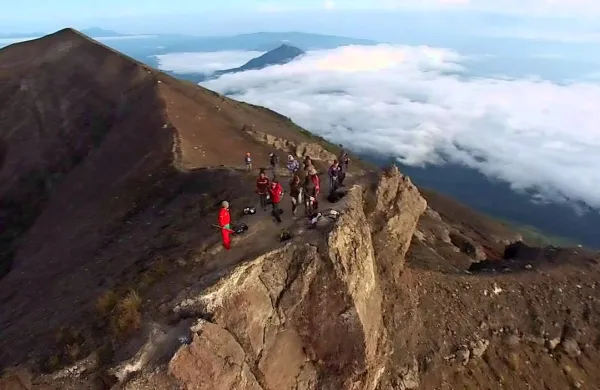 Vulkan Agung, ki leži kakih 75 kilometrov od turističnega 
središča Kuta, se trese že od avgusta.