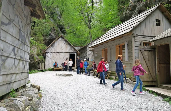 Velik del državnega denarja so vložili v rekonstrukcijo bolnice Franja, od katere so po ujmi 
ostali le kupi desk.