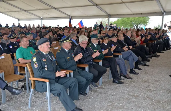   Na slavnostni  prireditvi ob mednarodnem dnevu miru se je  
pod šotorom ob pomniku na Cerju zbralo več sto ljudi. 