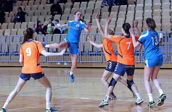 Letošnja sezona spet prinaša tudi lokalni naboj med koprsko (oranžne) in 
hrpeljsko ekipo.
