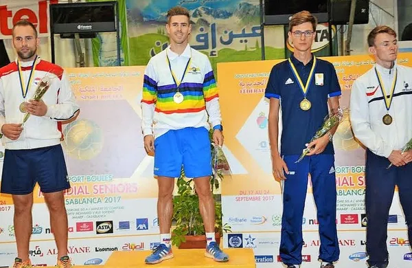 Vipavec Anže Petrič si je v Casablanci priboril mavrično 
majico svetovnega prvaka v hitrostnem zbijanju.




