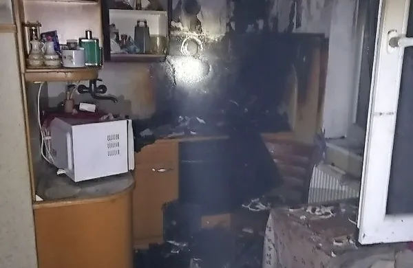 Ogenj je uničil kuhinjo v drugem nadstropju bloka. 