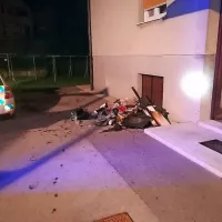 Bistriški gasilci, ki so pogasili gorečo kuhinjo, so uničene 
stvari odnesli pred blok. 