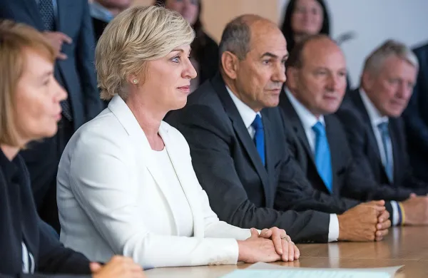 Romana Tomc je na Državno volilno komisijo prišla v spremstvu predsednika SDS Janeza Janše.