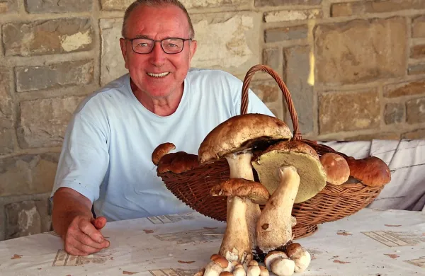 Miro Muha s svojimi jurčkovimi velikani trojčki.