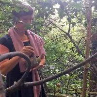 

  Samanta Kobal s tibetansko posodo,  s pomočjo katere je 
ponazorila zvok vode.