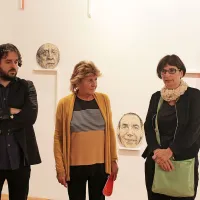 Slikar Aleksander Velišček je razstavo odprl v družbi ravnateljice Obalnih galerij Jelke Pečar 
(v sredini)  in umetnostne zgodovinarke Aurore Fonda.  