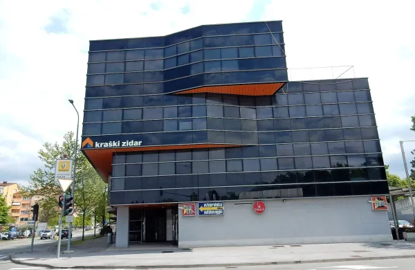 Izklicna cena za nekdanjo upravno stavbo Kraškega zidarja je 
nekaj več kot dva milijona evrov. Danes je na dražbi prvič.