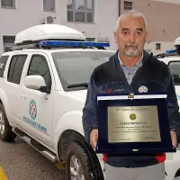 Žarko Trušnovec  z nagrado za solidarnost pred svojim 
drugim domom, postajo GRS Tolmin. 