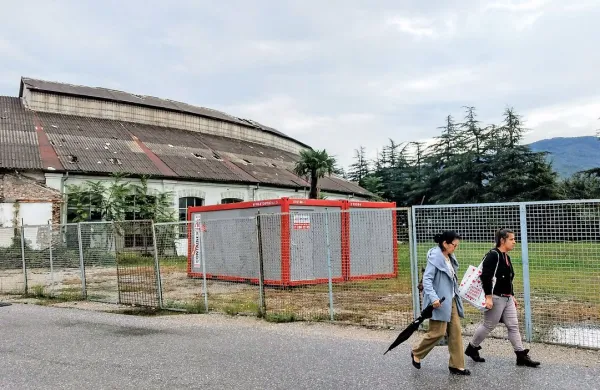 Tik ob remizi so postavili kontejner, ki jih je običajno videvati na gradbiščih. Kar pomeni, da se 
nekaj premika. Ali in kdaj se bo obnova objekta začela, pa odgovorni še ne razkrivajo. 