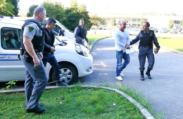 Tudi današnji narok v sojenju Valonu Hoxhaju in Eltonu 
Shkurtiju zaradi izsiljevanja je potekal pod strogimi varnostnimi ukrepi.