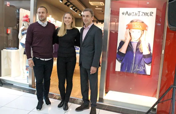 Najboljša primorska smučarka se v zimo podaja z uglednimi 
partnerji: z leve njen zastopnik, nekdanji vrhunski smučar 
Jure Košir, Ana Bucik,  direktor Lisce Goran Kodelja in 
promocijski plakat primorske ambasadorke omenjenega 
podjetja.