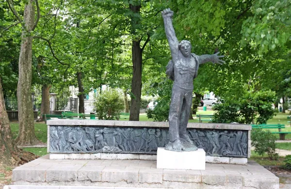 Pred Spomenikom upora primorskega ljudstva, ki je prav 
tako delo Milene Lah, bodo zbrane z glasbenim nastopom 
pozdravili učenci Osnovne šole Danila Lokarja Ajdovščina.
