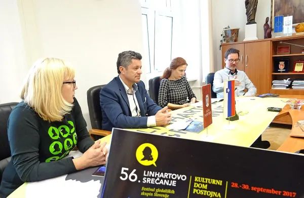 Letošnje srečanje so  predstavili (z desne) Matjaž Šmalc, Ana Ruter, Igor Marentič in vodja 
postojnske izpostave JSKD Silva Bajc. 