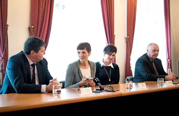 Z leve: član uprave koncerna Kolektor Valter Leban, ministrica za izobraževanje, znanost in šport Maja Makovec 
Brenčič, Karmen Vidmar in idrijski župan Bojan sever.