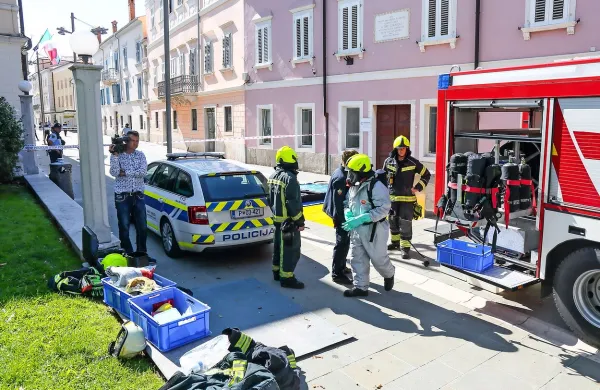 Tako kot spomladi 2015 so tudi včeraj gasilci in policisti 
zavzeli Verdijevo ulico pred občinsko palačo v Kopru. 