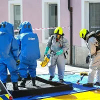 Policijskega specialca in gasilca, ki sta šla v palačo po 
kuverto s sumljivim prahom, so na ulici sprali s posebno 
tekočino. 