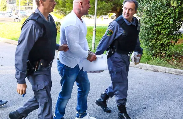 Valona Hoxhaja (desno v beli majici) in Eltona Shkurtija (levo 
v črni bundi) so včeraj pripeljali na sodišče štirje pravosodni 
policisti v neprebojnih jopičih.
