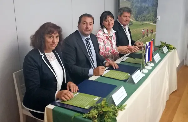Kraško-brkinski županji in župana so se včeraj s podpisom 
zelene politike zavezali, da bodo skupaj turistično razvijali in 
promovirali Kras kot enotno destinacijo.
