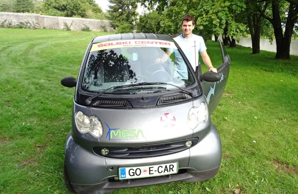 Matej iz četrtega letnika elektrotehnike iz nove Gorice je vozil 
električni avto, ki so mu med poukom odstranili motor in ga 
nadomestili z električnim pogonom. 