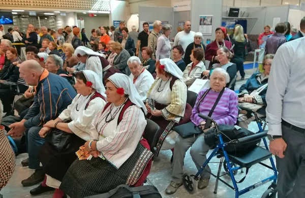 Festival za tretje življenjsko obdobje je priložnost, da starostniki predstavijo svojo ustvarjalnost. Na odprtem odru se vrstijo nastopi zlasti pevskih in plesnih skupin. 