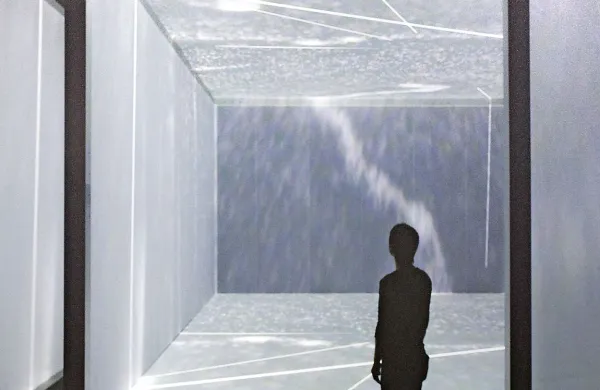  

Marko Peljhan, Nicolai Carsten: Polar m [mirrored], fotografija interaktivne instalacije v YCAM centru v Jamagučiju 
na Japonskem, 2010