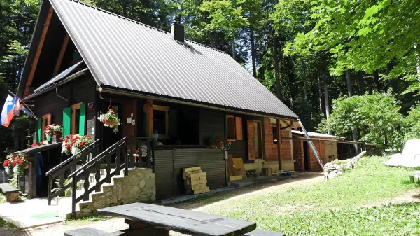 Iztokova koča pod Golaki