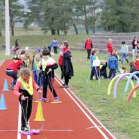 Otroci so se preizkusili v različnih športnih in družabnih  igrah ... 