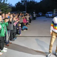 Ob prihodu domov so novemu svetovnemu prvaku Anžetu 
Petriču v kampu Tura naredili špalir. 