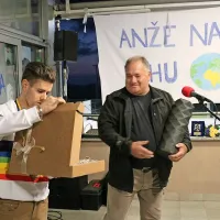 Predsednik Območne balinarske zveze Zvezdan Prinčič je  
priznanju dodal še žlahtno briško kapljico.
