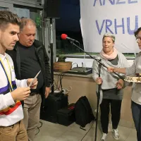Slavljenca so že pred  pokušino dobrot v prostorih kampa 
Tura presenetili s torto. 