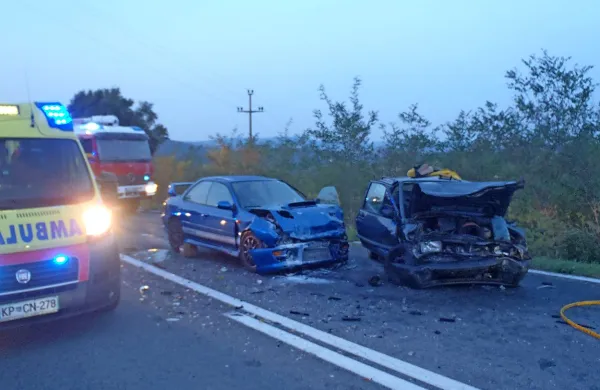 Koprski gasilci so oba voznika rešili iz zverižene pločevine.