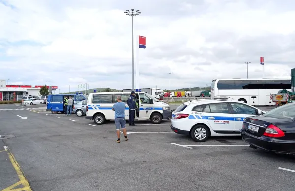 Policisti so ves promet z avtoceste preusmerili na počivališče Povir in tam preverjali vozila. 

