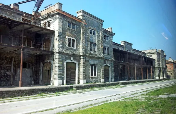 Na območju tržaškega starega pristanišča je še veliko praznih in razpadajočih objektov, ki z ugodnostmi prostocarinske cone privabljajo vlagatelje. 