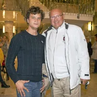 Režiserju Ronje Jušu A. Zidarju (levo) je čestital tudi zvesti 
obiskovalec novogoriškega gledališča, pevec Nace Junkar. 
