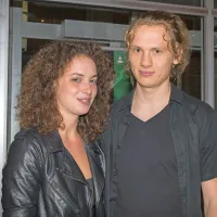 Ronjo  igra Urška Taufer, vlogo  Birka pa naj bi Gregor Prah, a 
je zaradi poškodbe noge  odpovedal nastop na premieri. Si je 
pa prišel  ogledat, kako je vlogo odigral Andrej Zalesjak.  