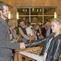 Igralci (na fotografiji Peter Harl) so po premieri Ronje čestitke 
dobivali od mlajših gledalcev, kakor so jih vajeni sicer. 