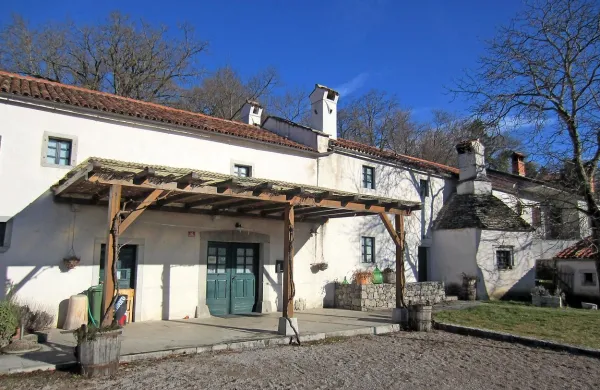 Primer tipične kraške arhitekture  je  Vn'ckova hiša v Matavunu; načrte za obnovo je naredil arhitekt Stojan Lipolt.
