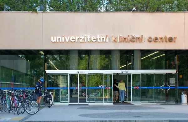 V UKC Ljubljana so v nedeljo sprejeli 15-letno deklico, za 
katero so posumili, da ima tifus.