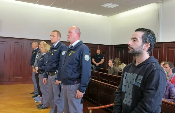 Mirzan Jakupi (prvi z desne) in Sanda Alibabić (druga z leve) 
med poslušanjem sodbe, po kateri vsakega čaka več kot dve 
desetletji zapora. Obramba je že napovedala pritožbo.