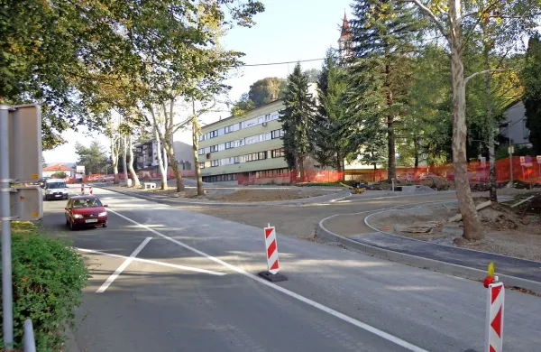 Podjetju CPK občina ne namerava podaljšati roka za dokončanje del, zaporo ceste pa naj bi umaknili že prihodnji 
teden, je napovedal župan Emil Rojc.