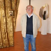 Obiskovalce je skozi razstavo vodil  sin umetnice Igor Lah.
