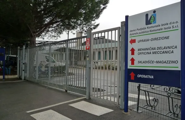 Na Komunali pravijo, da so za nov sektor izbrali največjo, 40 
kvadratnih metrov veliko pisarno v skrajno desnem delu 
stavbe.   