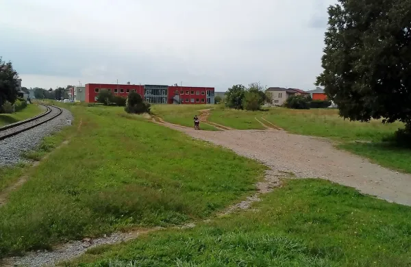 Po pričakovanju so imeli mestni svetniki številne pomisleke o gostoti gradnje v načrtovani  
soseski Soške vile. Oktobra bodo odločili, koliko hiš se tam sme zgraditi. 