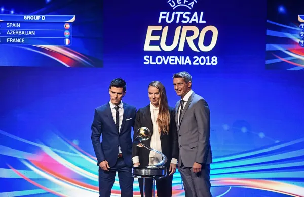 Ambasadorja EP in vmes nekdanja smučarska zvezdnica - 
Mile Simeunović, Tina Maze in Mile Ačimović.

