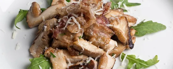 Recept: Jurčki s puranom, panceto in ovčjim sirom na mladem sezonskem listju