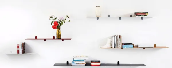 Modularne police, shelf n° 1/2/3/4, ki kar kličejo po igrivi 
postavitvi,  je za valerie objects oblikoval dvojec Muller Van 
Severen. 