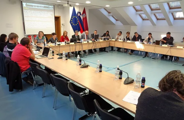 Za mizo postojnskega občinskega sveta je v četrtek zevala 
velika luknja, saj je manjkalo kar deset svetnikov, ki so zboleli 
ali imeli neodložljive obveznosti. 