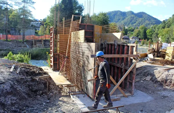 Tretji viseči most čez Idrijco na razdalji 500 metrov bo zgrajen 
do zime.